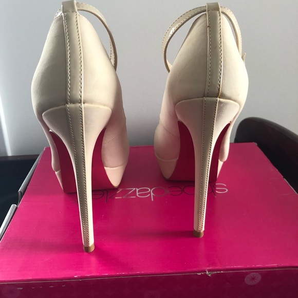Signature Sole Pumps - Picture 3 of 8